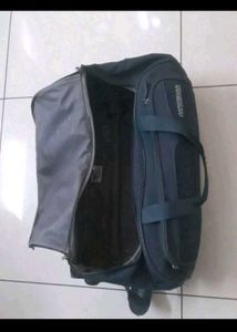 American Tourister duffel bag with wheel