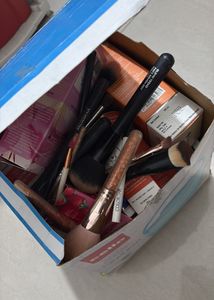 Mixed Makeup Brush Set and skincare kits