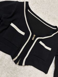 A Black Crop Top🥰