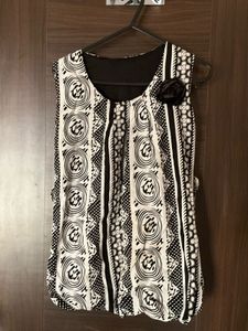 Chic Black & White Sleeveless Designer Top ♠️