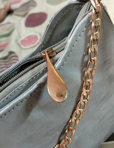 neBag With Single Golden Chain