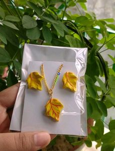 Leaf Pendant Necklace & Earrings Set