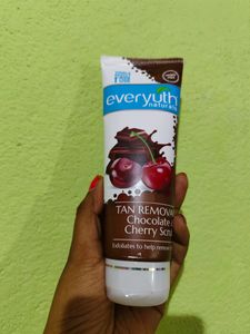 Everyuth Naturals Tan Removal Scrub 🩷