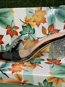 Fancy Brouch Heel