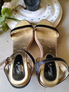 Heel&#39;s Black &amp; Gold Sandals