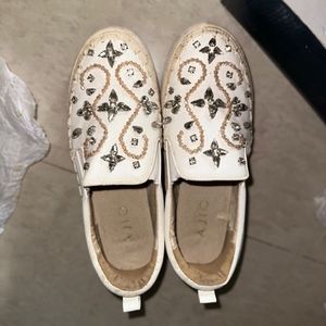 AJIO White Embellished Shoes