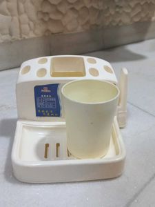 🛁 Minimalist Toothbrush Holder