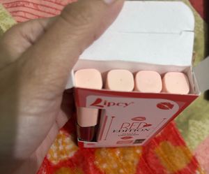 4 Set Of Lipsticks - Red Edition