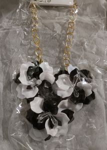 Korean Beach Flower Necklace 🌸