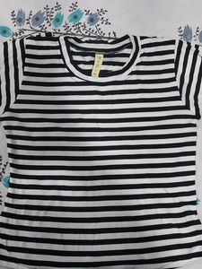 A black white crop tee