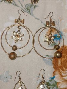 Set of 7 earrings and 1 necklace