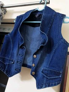 Women&#39;s Sleeveless Denim Jacket