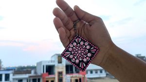 Key Chain With Paper Weight
