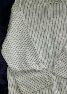 A kurta-like-Dress.A white Stripes Dress