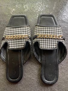 Zudio Checked Black Sandals