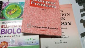 TRUEMAN&#39;s Biology Refer. for 11th&amp; 2 FREE BOOK