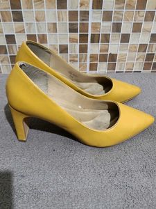 Carlton London Yellow Pointed Toe Heels