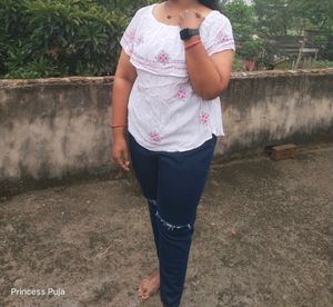 Women&#39;s Ripped Jeans