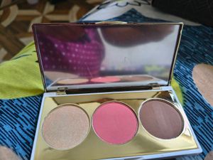 Makeup Palette: Highlight, Blush, Contour