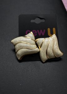 Elegant White &amp; Gold Earrings