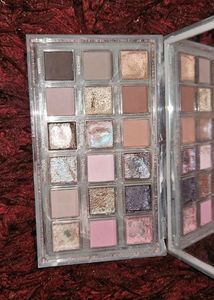 Huda Beauty Rose Quartz Eyeshadow palette
