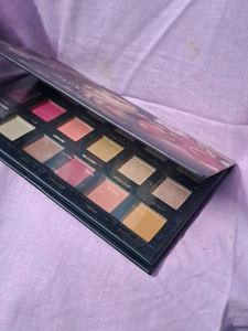 Huda Beauty Eyeshadow Palette
