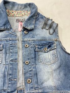 Women Washed CropDenim Jacket with Embroide