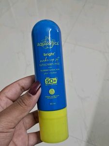Aqualogica Suncreen and makeup setting mist