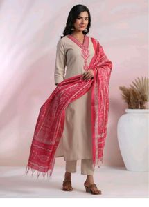 ​💖 Elegant Pink Ensemble: Embroidered Kurta with