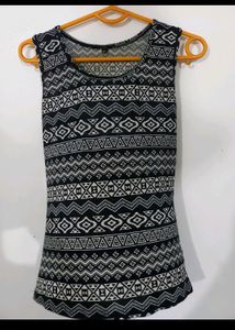 🖤🤍 Vintage Printed Black- White Sleeveless Top.