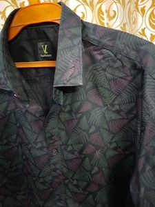Vanheusen-V. VDot Semi Formal Shirt . Size .M.. Wore Very Occasionally.Will Look Good On You