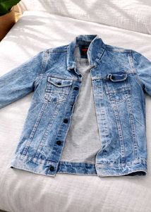 Denim Jacket - Trendy Blue Wash