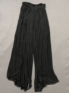 Flowy Black Slit Pants – ₹650 Size 24–26