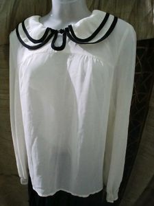 Cute beige top with collar