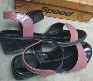 Women&#39;s Sparx Pink &amp; Black Sandals