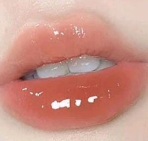 Gege Bear Lip Gaze