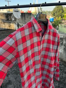 zara red shirt