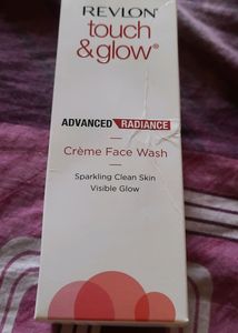 REVLON touch &glow®ADVANCED RADIANCECreme Face Was