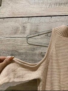CUT SHOULDER KNITTED TOP✨🤍