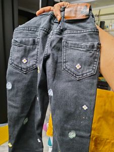Cute Floral Embroidered Jeans