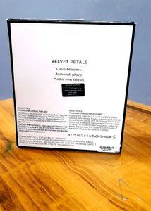 Victoria&#39;s Secret Velvet Petals Set