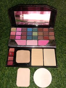 It's A Beautiful Makeup Kit With Many Eyeshades