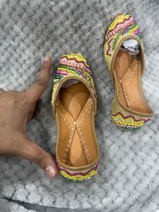 2 Girls Jutti(buy 1 500 buy 2@850)