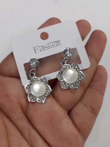 Pearl Flower Earrings-BRAND NEW