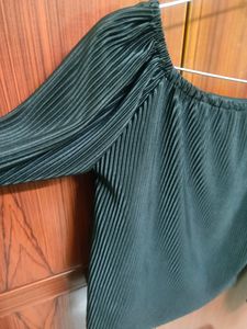 black full sleeves crop top