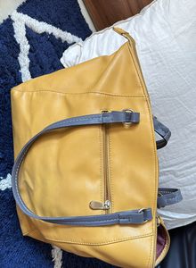 Chic Yet Stunty Yellow And Grey Shoulder Bag