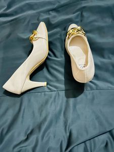 Beige heels with gold chain