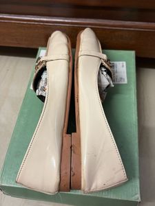 Stylish Beige Loafers And Juttis