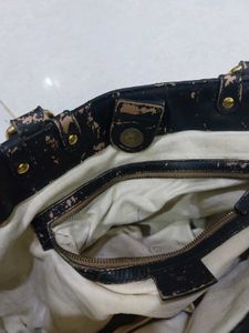 Rare GUCCI BLACK LEATHER DOUBLE G EMBOSSED  Bag
