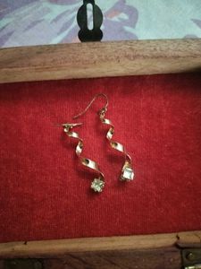 8 Sets Of Earrings